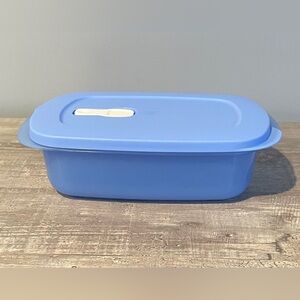 Tupperware Crystalwave plus Stain Guard 4 cup rectangular container New Blue